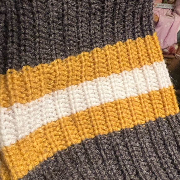 Ladies, SO slightly use large acrylic sweater from a smoke rehome - Picture 5 of 5